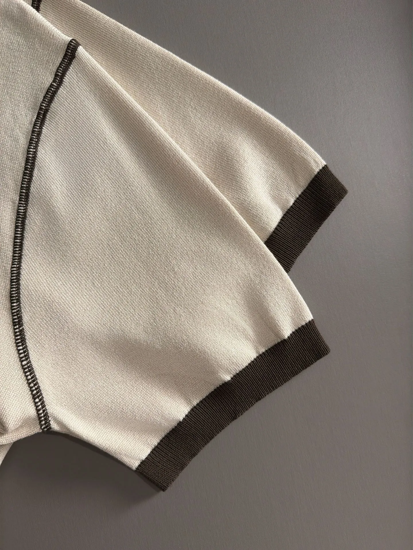 LP high quality Loro Piana 26ss New Arrival men's short-sleeved knitted T-shirt. Made of combed cotton yarn knitted cotton fabric, no pressure when entering and exiting the counter. Exclusive control of raw materials. It feels substantial when weighed, and the upper body is more textured than ordinary T-shirts. This texture can handle the weather easily and is suitable for both hot and cold! Loose fit design, looks noble. The only correct version is available Size: M to 4XL
